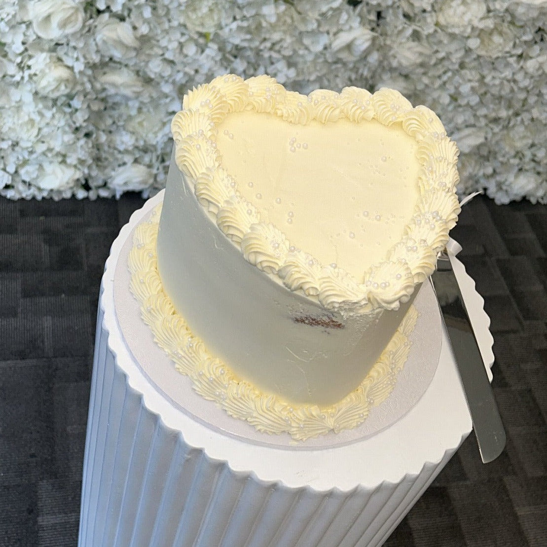 Retro Heart Cake front view white